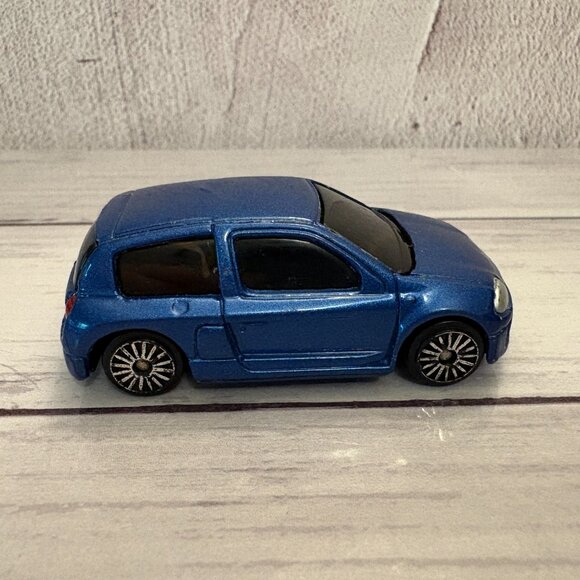 Maisto Renault Clio V6 Sport Car, 1:64 Scale Blue (SKU: 262TO) - Picture 3 of 7